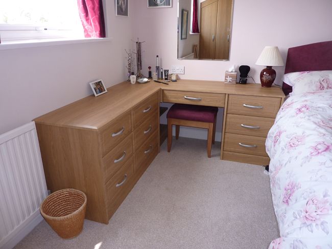 Pink and wood bedroom design